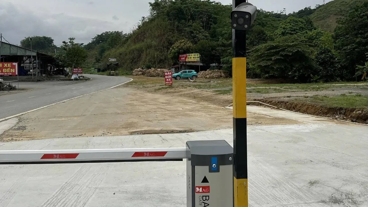 Barrier tự động và camera nhận diện tại cổng ra vào bãi đỗ xe thông minh