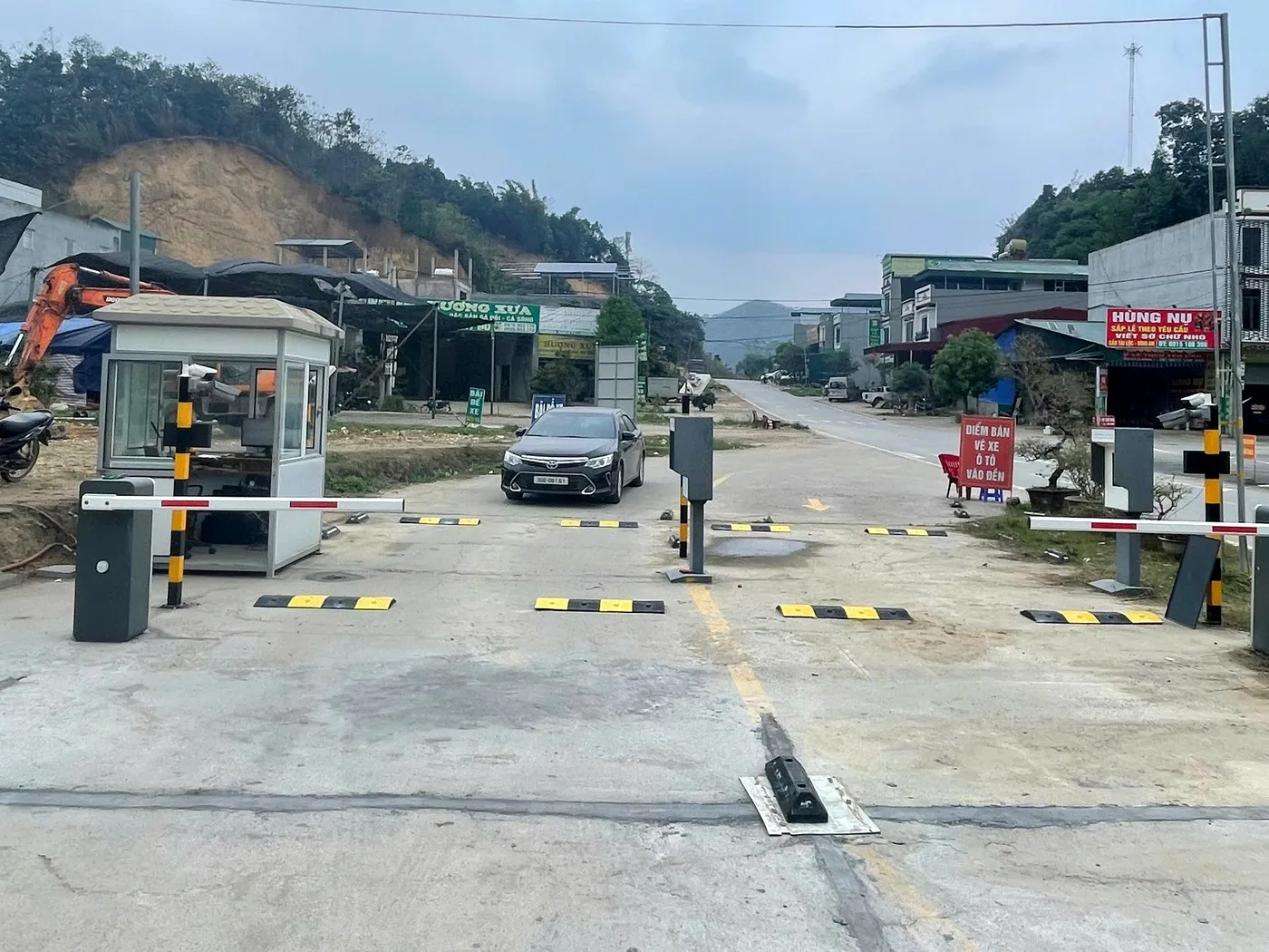 Trạm thu phí không dừng tại bãi đỗ xe Đền Bảo Hà với hai làn barrier tự động và cabin thu phí